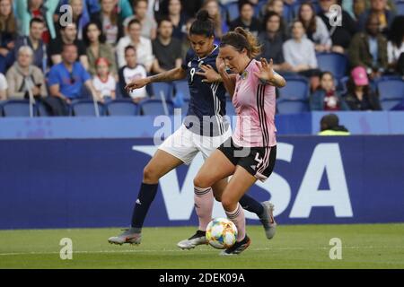 Rachel Corsie, scozzese, ha combattuto contro il Sole Jaimes argentino durante la Coppa del mondo di calcio FIFA 2019 Group D match, Scozia contro Argentina allo stadio Parc des Princes di Parigi, Francia, il 19 giugno 2019. La Scozia e l'Argentina hanno disegnato 3-3. Foto di Henri Szwarc/ABACAPRESS.COM Foto Stock