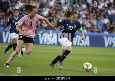 La scozzese Caroline Weir ha combattuto con Estefania Banini in Argentina durante la Coppa del mondo di calcio FIFA 2019 Gruppo D, Scozia contro Argentina allo stadio Parc des Princes di Parigi, Francia, il 19 giugno 2019. La Scozia e l'Argentina hanno disegnato 3-3. Foto di Henri Szwarc/ABACAPRESS.COM Foto Stock