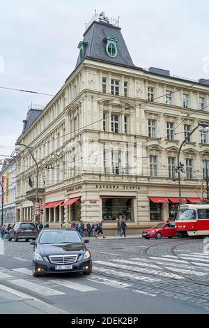 Ora di punta di fronte al famoso Cafe Slavia nel centro di Praga, popolare soprattutto tra gli artisti Foto Stock