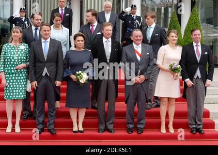 Principe Felix, Principessa Alexandra, Principe Sebastien e Principe Luigi, ospite (prima fila), primo ministro lussemburghese Xavier Bettel, Granduca Henri di Lussemburgo, Granduchessa Maria Teresa di Lussemburgo, ospite, Il Granduca ereditario Guillaume di Lussemburgo e la Granduchessa ereditaria Stephanie di Lussemburgo si pongono dopo il concerto della Giornata Nazionale alla Philharmonie il 23 giugno 2019 a Lussemburgo. Foto di ABACAPRESS.COM Foto Stock