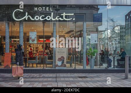 Belfast, Regno Unito. 22 novembre 2020. Un acquirente cammina davanti a un ristorante dell'Hotel Chocolat. Credit: SOPA Images Limited/Alamy Live News Foto Stock