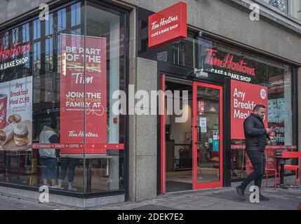 Belfast, Regno Unito. 22 novembre 2020. Il cliente che porta con sé una tazza di caffè lascia il Tim Hortons Cafe & Bake Shop. Credit: SOPA Images Limited/Alamy Live News Foto Stock