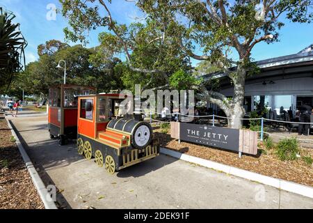 Giro in treno per bambini su Thomas the Tank Engine di fronte al Jetty Restaurant sul lungomare della sfilata, Bongaree, Bribie Island, Sunshine Coast, Queensl Foto Stock