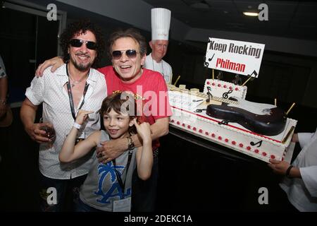 Exclusif - Philippe manovre fete son anniveraire, avec Norbert Krief et son fils Ulysse lors du Concert Rockin' 1000 au Stade de France a St-Denis, France, le 29 juin 2019. Foto di Jerome Domine/ABACAPRESS.COM Foto Stock