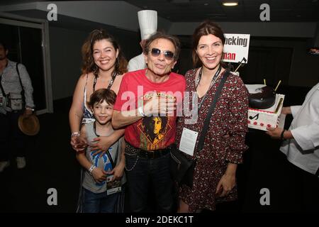 Exclusif - Philippe manovre fete son anniveraire, avec sa fille Manon manovre, son fils Ulysse exmanovre et sa femme Candice de la Richardière lors du Concert Rockin' 1000 au Stade de France a St-Denis, France, le 29 juin 2019. Foto di Jerome Domine/ABACAPRESS.COM Foto Stock