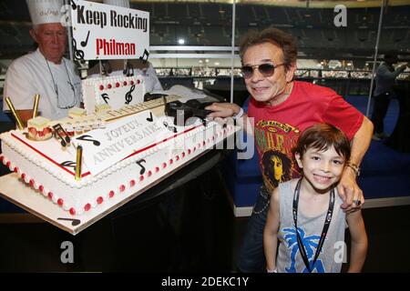 Exclusif - Philippe manovre fete son anniversaire avec son fils Ulysse lors du Concert Rockin' 1000 au Stade de France a St-Denis, France, le 29 juin 2019. Foto di Jerome Domine/ABACAPRESS.COM Foto Stock