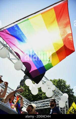 I partecipanti alla parata annuale di Gay Pride il 29 giugno 2019 a Parigi, in Francia, come un'ondata di caldo ha colpito la capitale francese. Foto di Karim Ait Adjedjou/Avenir Pictures/ABACAPRESS.COM Foto Stock