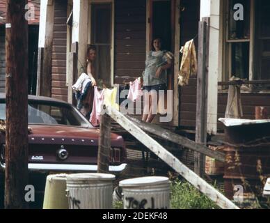 1970 Foto (1973) - Rand WV; con la maggior parte della sua popolazione che vive in povertà; ha molte strade non asfaltate e case sottostare e automobili sommerse Foto Stock