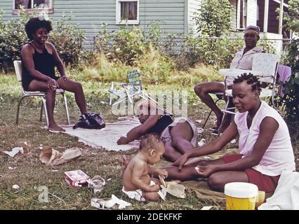 1970 Foto (1973) - Rand WV; con la maggior parte della sua popolazione che vive in povertà; ha molte strade non asfaltate e case sottostare e automobili sommerse Foto Stock