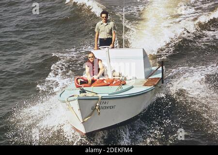 1970 Photo (1972) - EPA Gulf Coast Water supply research Laboratory; Dauphin Island. Il personale EPA a bordo dell'EPA-1 è in viaggio per ottenere campioni di acqua di superficie e fondo di fango dalla baia mobile. Foto Stock