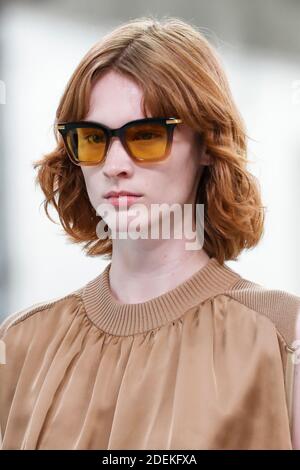 Dettagli - UN modello cammina lungo la pista durante la sfilata di moda Sacai Ready to Wear Primavera/Estate 2020 come parte della settimana della Moda di Parigi il 30 settembre 2019 a Parigi, Francia. Foto di Alain Gil-Gonzalez/ABACAPRESS.COM Foto Stock