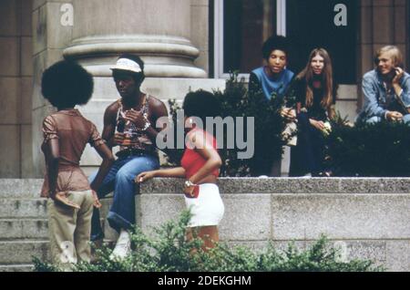 1970 Foto (1973) - passi della biblioteca pubblica su Capitol Street nel centro di Charleston, West Virginia Foto Stock