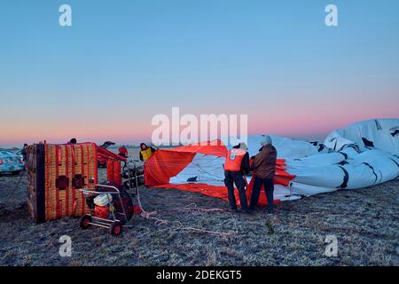 preparazione del pallone per il volo Foto Stock