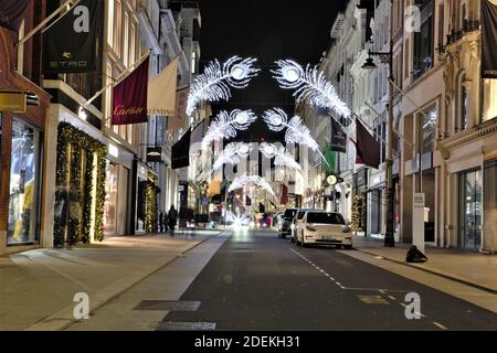 Londra, Regno Unito. 30 novembre 2020. Le luci di Natale sono illuminate in su in New Bond Street.Londoners stanno ottenendo pronto per tornare al livello 2 quando un blocco di quattro settimane in Inghilterra viene ad un termine la prossima settimana. Credit: SOPA Images Limited/Alamy Live News Foto Stock