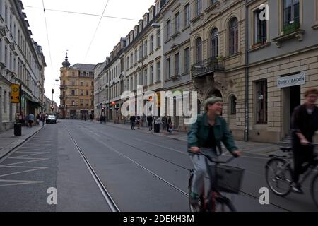 Strada acciottolata Sophienstraße in direzione sud con tram, cicloturisti, edificio storico complesso Zwinger Foto Stock