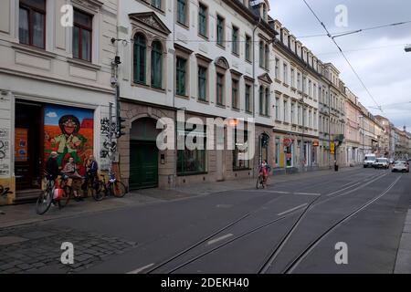 Strada acciottolata Sophienstraße in direzione sud con tram, cicloturisti, edificio storico complesso Zwinger Foto Stock