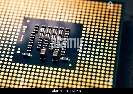 Concetto di evoluzione della tecnologia dei microprocessori. Primo piano del processore per computer con chip CPU. Messa a fuoco selettiva. Foto Stock