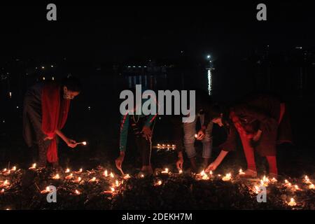 Kolkata, India. 30 novembre 2020. La gente di Kolkata stava celebrando Dev Deepawali nella nuova normalità con le misure di sicurezza adeguate. (Foto di Snehasish Bodhak/Pacific Press) Credit: Pacific Press Media Production Corp./Alamy Live News Foto Stock