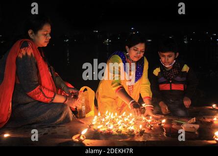 Kolkata, India. 30 novembre 2020. La gente di Kolkata stava celebrando Dev Deepawali nella nuova normalità con le misure di sicurezza adeguate. (Foto di Snehasish Bodhak/Pacific Press) Credit: Pacific Press Media Production Corp./Alamy Live News Foto Stock