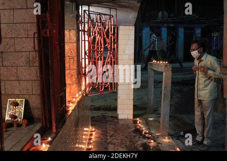 Kolkata, India. 30 novembre 2020. La gente di Kolkata stava celebrando Dev Deepawali nella nuova normalità con le misure di sicurezza adeguate. (Foto di Snehasish Bodhak/Pacific Press) Credit: Pacific Press Media Production Corp./Alamy Live News Foto Stock