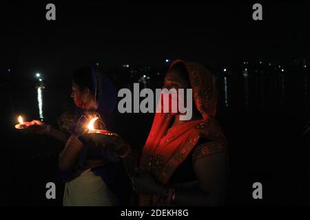 Kolkata, India. 30 novembre 2020. La gente di Kolkata stava celebrando Dev Deepawali nella nuova normalità con le misure di sicurezza adeguate. (Foto di Snehasish Bodhak/Pacific Press) Credit: Pacific Press Media Production Corp./Alamy Live News Foto Stock