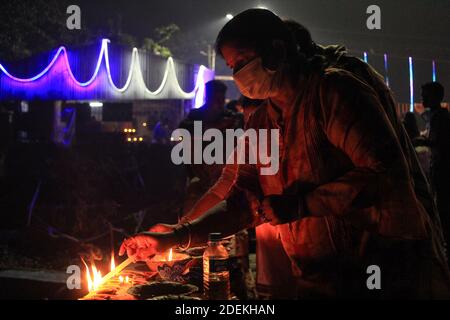 Kolkata, India. 30 novembre 2020. La gente di Kolkata stava celebrando Dev Deepawali nella nuova normalità con le misure di sicurezza adeguate. (Foto di Snehasish Bodhak/Pacific Press) Credit: Pacific Press Media Production Corp./Alamy Live News Foto Stock