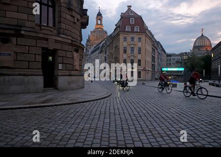 Architettura di Dresda: Frauenkirche dietro gli edifici – Germania Foto Stock