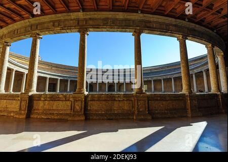 Granada, Spagna - 7 gennaio 2020: Vista del cortile circolare recintato presso il Palazzo di Carlo V, un palazzo rinascimentale, presso il complesso dell'Alhambra. Foto Stock