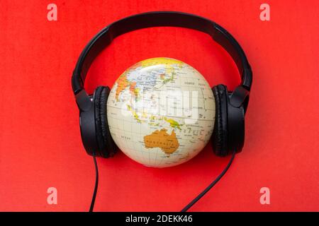 Auricolare a globo isolato sul rosso Foto Stock