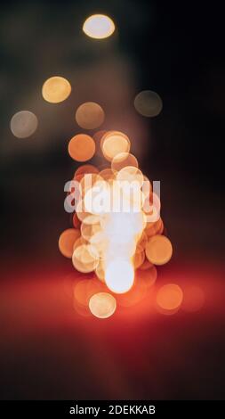 Arancione luci sfocate fuochi d'artificio su sfondo nero cielo. Concetto di Capodanno e Natale. Foto Stock