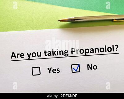 Una persona sta rispondendo alla domanda circa il farmaco psichiatrico. La persona non prende propanololo Foto Stock