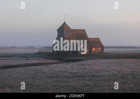 Inghilterra, Kent, Romney Marsh, Fairfield, St.Thomas Becket Chiesa in inverno Foto Stock