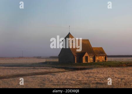 Inghilterra, Kent, Romney Marsh, Fairfield, St.Thomas Becket Chiesa in inverno Foto Stock