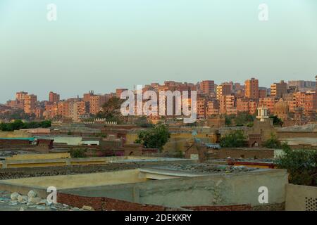 La parte vecchia del Cairo, capitale dell'Egitto, panorama della città morta o della città dei morti. Necropoli e vecchio cimitero dove vivono vivi con i morti. Foto Stock