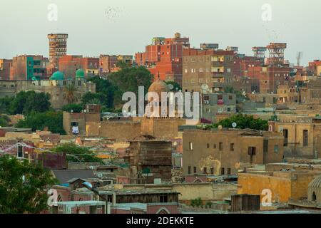 La parte vecchia del Cairo, capitale dell'Egitto, panorama della città morta o della città dei morti. Necropoli e vecchio cimitero dove vivono vivi con i morti. Foto Stock