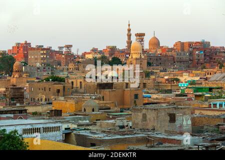 La parte vecchia del Cairo, capitale dell'Egitto, panorama della città morta o della città dei morti. Necropoli e vecchio cimitero dove vivono vivi con i morti. Foto Stock