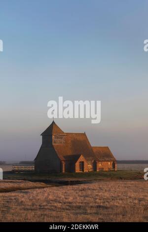 Inghilterra, Kent, Romney Marsh, Fairfield, St.Thomas Becket Chiesa in inverno Foto Stock