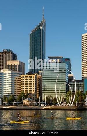 Guardando attraverso Elizabeth Quay, i paddle boarders e la scultura di Sbanda verso il CBD di Perth. Foto Stock