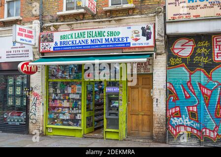 Mini market islamico a Brick Lane, Shadwell, Londra, Inghilterra, Regno Unito Foto Stock