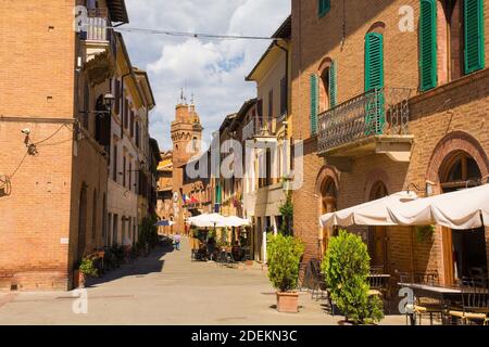 Buonconvento, Italia - 3 settembre 2020. Una strada alta nello storico borgo medievale di Buonconvento in provincia di Siena, Toscana Foto Stock