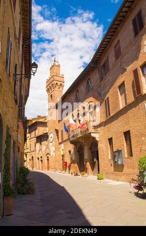 Buonconvento, Italia - 3 settembre 2020. Una strada alta nello storico borgo medievale di Buonconvento in provincia di Siena, Toscana Foto Stock