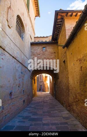 Un vicolo residenziale nello storico borgo medievale di Buonconvento, provincia di Siena, Toscana, Italia Foto Stock