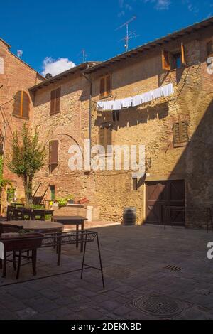 Edifici residenziali nello storico borgo medievale di Buonconvento, provincia di Siena, Toscana, Italia Foto Stock