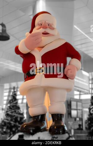 Grande idolo Babbo Natale al centro commerciale con albero di natale in background per la celebrazione di natale. Foto Stock