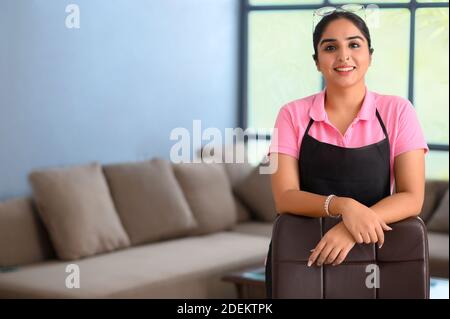 Ritratto di una beautica sorridente nella sua uniforme Foto Stock