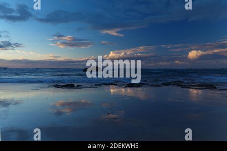 Splendido tramonto sulla spiaggia di Las Canteras a Las Palmas de Gran Canaria Foto Stock