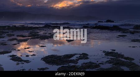 Splendido tramonto sulla spiaggia di Las Canteras a Las Palmas de Gran Canaria Foto Stock