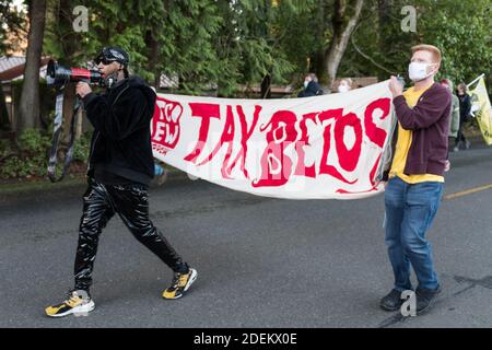 Bellevue, Stati Uniti. 30 novembre 2020. A metà giornata Chris SMALLS guida il Cyber Lunedi marzo in Peak Season protesta. Organizzato dal Congresso dei lavoratori essenziali, i manifestanti stanno marciando sulla residenza Jeff Bezos nel quartiere benestante di Medina a Bellevue. Il fondatore di TCOEW Chris SMALLS che guida il gruppo è un ex lavoratore Amazon attivato attivista, sta lottando per migliorare le condizioni di lavoro presso i magazzini Amazon in tutto il mondo. Credit: James Anderson/Alamy Live News Foto Stock