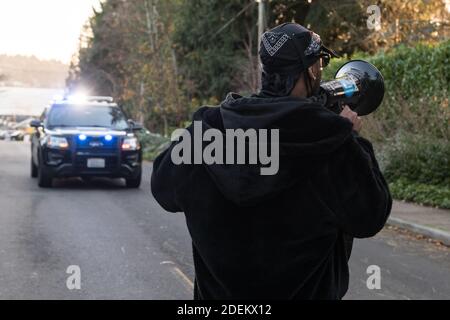 Bellevue, Stati Uniti. 30 novembre 2020. A metà giornata Chris SMALLS al Cyber Lunedi marzo in Peak Season protesta. Organizzato dal Congresso dei lavoratori essenziali, i manifestanti stanno marciando sulla residenza Jeff Bezos nel quartiere benestante di Medina a Bellevue. Il fondatore di TCOEW Chris SMALLS che guida il gruppo è un ex lavoratore Amazon attivato attivista, sta lottando per migliorare le condizioni di lavoro presso i magazzini Amazon in tutto il mondo. Credit: James Anderson/Alamy Live News Foto Stock