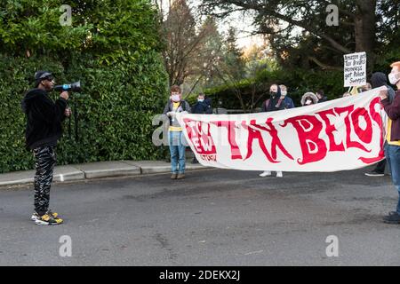 Bellevue, Stati Uniti. 30 novembre 2020. A metà giornata Chris SMALLS parla al Cyber Monday March in Peak Season protesta. Organizzato dal Congresso dei lavoratori essenziali, i manifestanti stanno marciando sulla residenza Jeff Bezos nel quartiere benestante di Medina a Bellevue. Il fondatore di TCOEW Chris SMALLS che guida il gruppo è un ex lavoratore Amazon attivato attivista, sta lottando per migliorare le condizioni di lavoro presso i magazzini Amazon in tutto il mondo. Credit: James Anderson/Alamy Live News Foto Stock